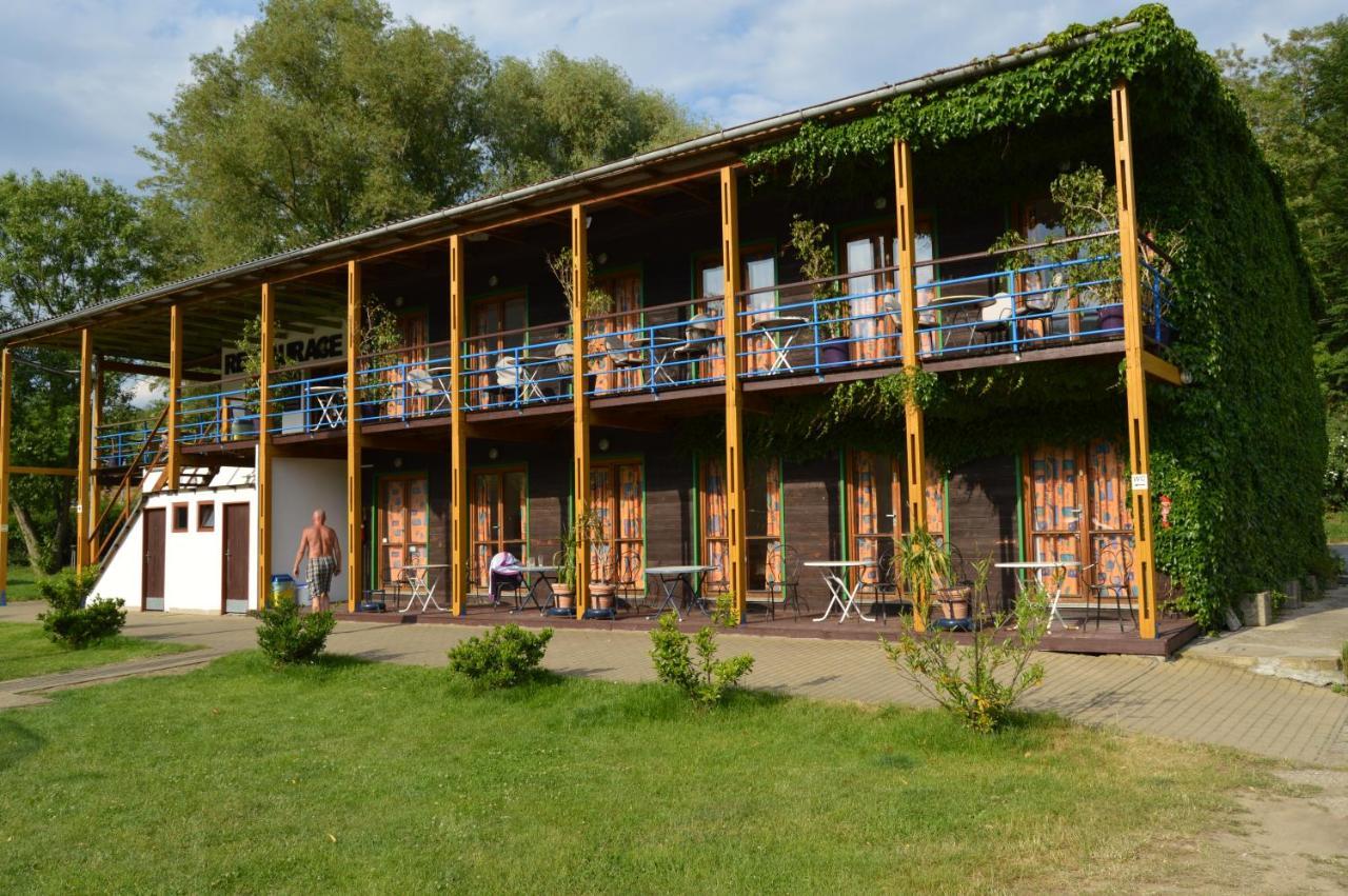 Lavka Park Skochovice Hotel Vrane nad Vltavou ภายนอก รูปภาพ